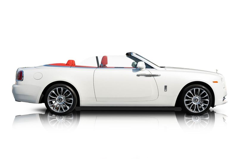 An incredible side shot photo of aRolls-Royce Dawn that you should buy.