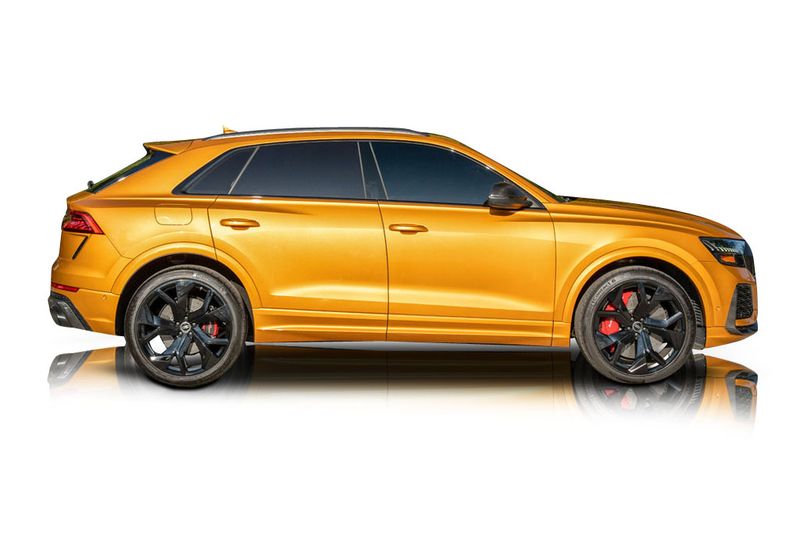 An incredible side shot photo of aAudi RS Q8 that you should buy.