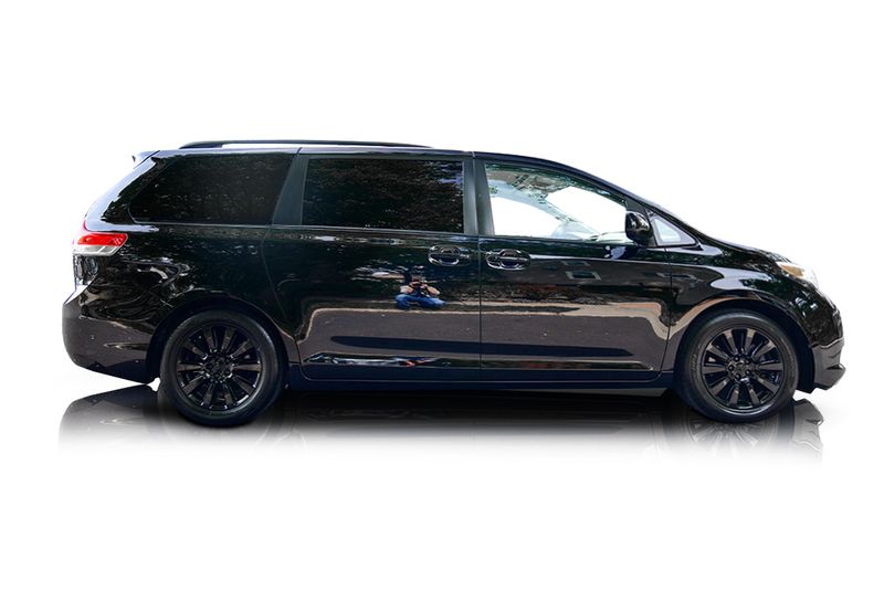 An incredible side shot photo of aToyota Sienna that you should buy.