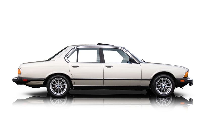 An incredible side shot photo of aBMW 735i that you should buy.