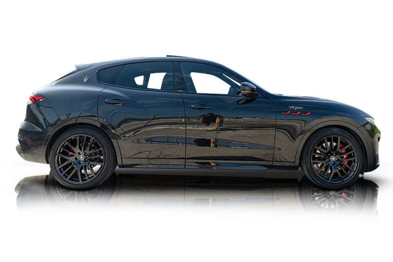 An incredible side shot photo of aMaserati Levante that you should buy.