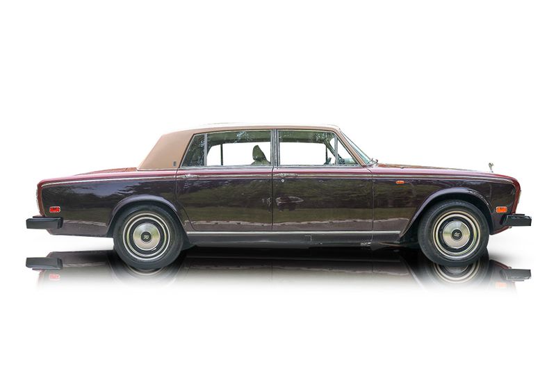 An incredible side shot photo of aRolls-Royce Silver Wraith II that you should buy.
