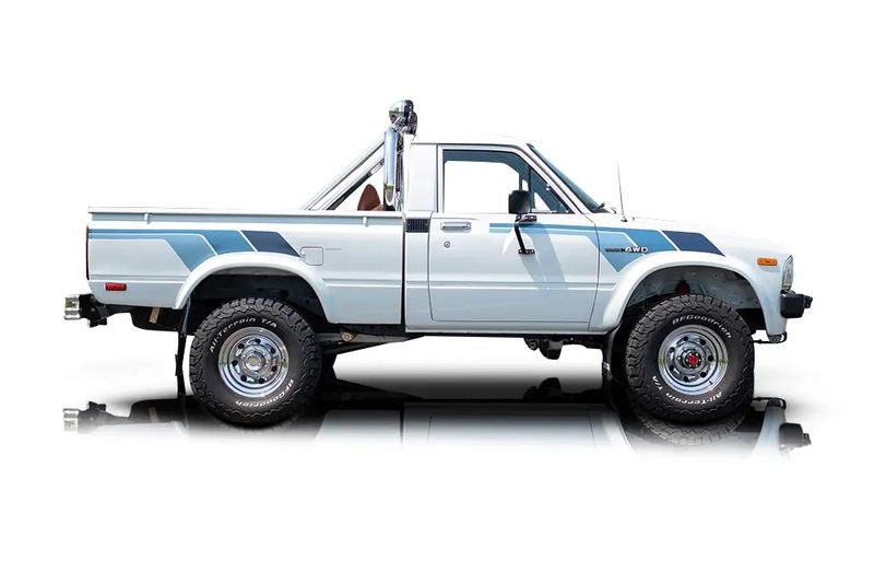 An incredible side shot photo of aToyota Pickup that you should buy.