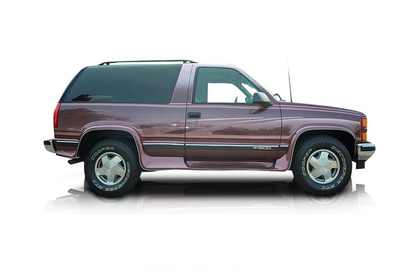 An incredible side shot photo of aChevrolet Tahoe that you should buy.