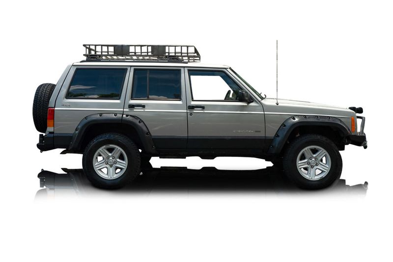 An incredible side shot photo of aJeep Cherokee that you should buy.