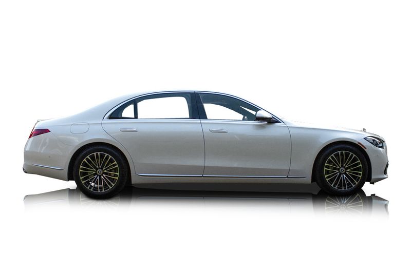 An incredible side shot photo of aMercedes-Benz S580 that you should buy.