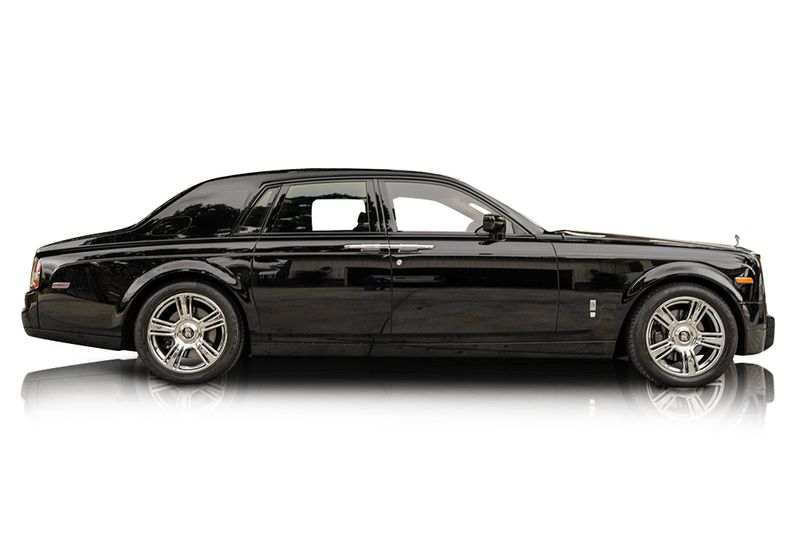 An incredible side shot photo of aRolls-Royce Phantom that you should buy.