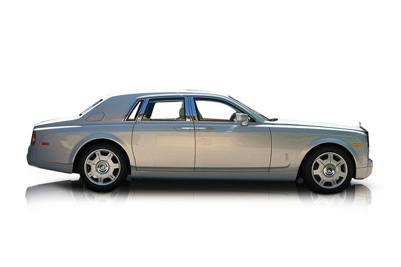 An incredible side shot photo of aRolls-Royce Phantom that you should buy.