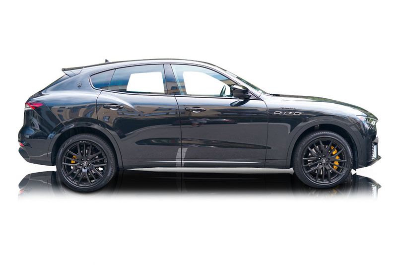 An incredible side shot photo of aMaserati Levante that you should buy.