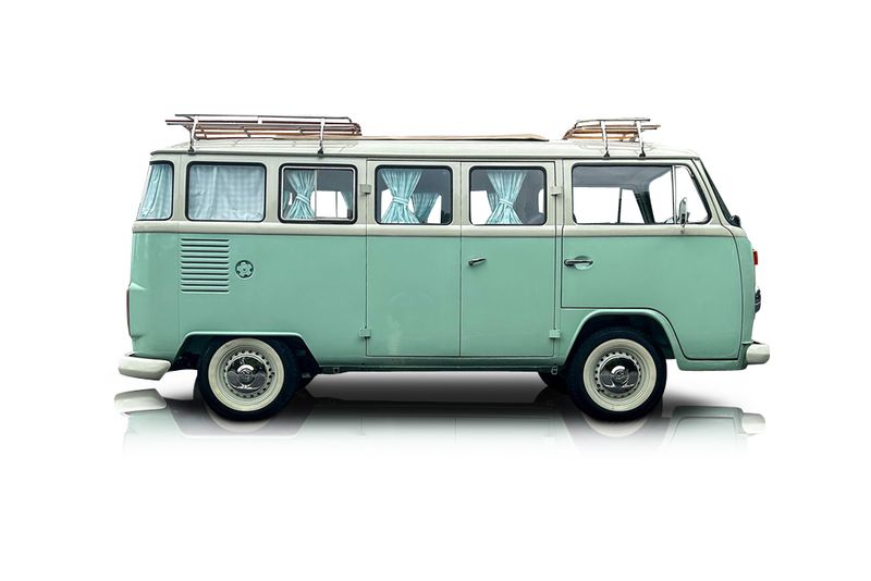 An incredible side shot photo of aVolkswagen Transporter that you should buy.