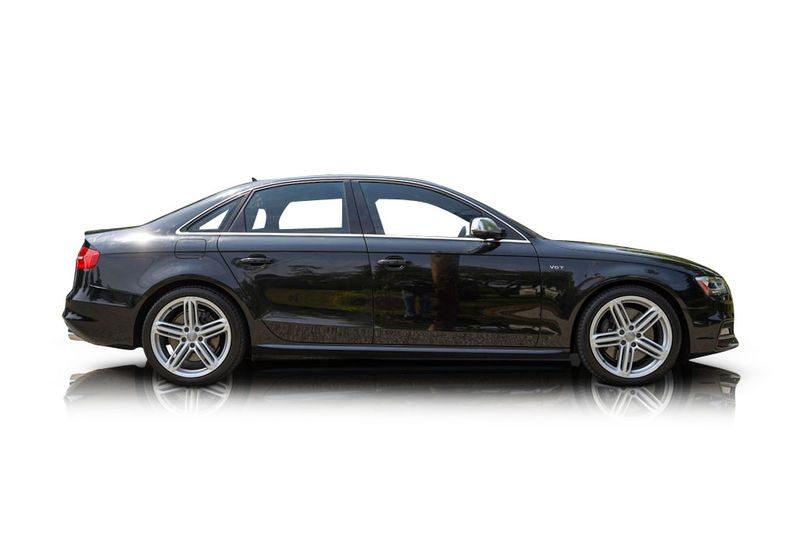 An incredible side shot photo of aAudi S4 that you should buy.