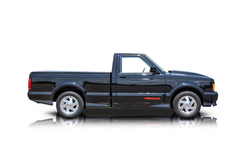 An incredible side shot photo of aGMC Sonoma that you should buy.