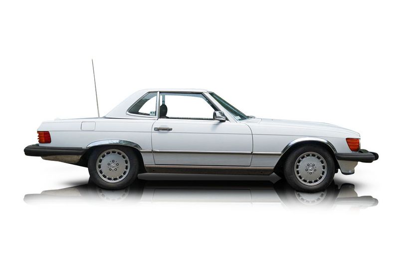 An incredible side shot photo of aMercedes-Benz 560SL that you should buy.