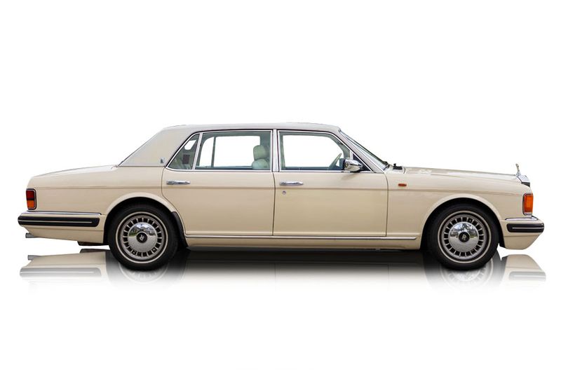 An incredible side shot photo of aRolls-Royce Silver Spur that you should buy.