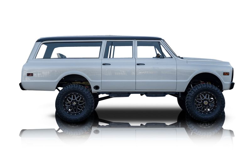 An incredible side shot photo of aChevrolet Suburban that you should buy.