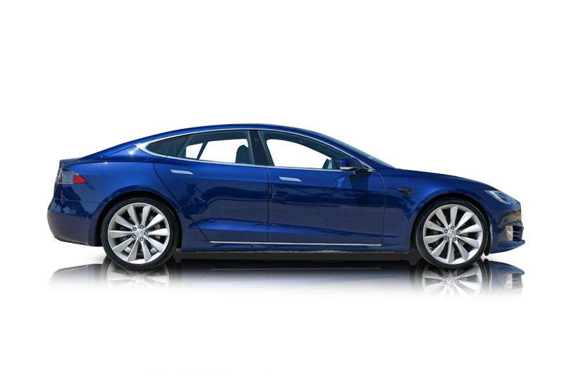An incredible side shot photo of aTesla Model S that you should buy.