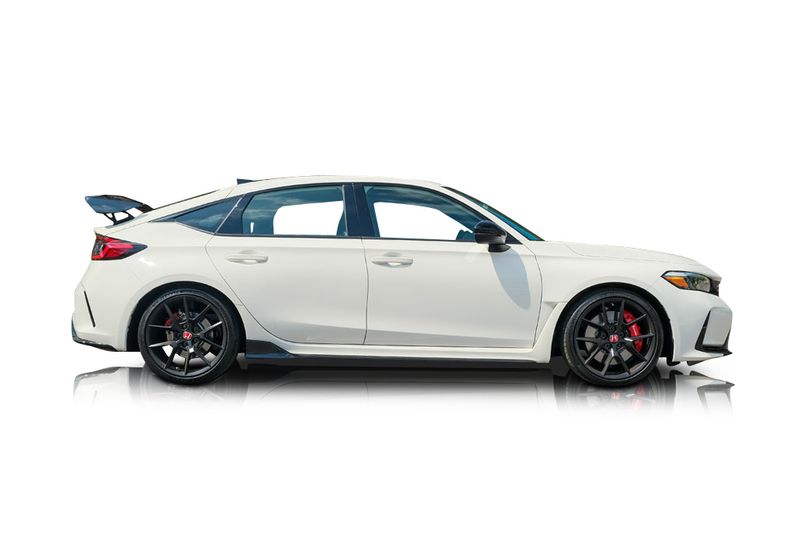 An incredible side shot photo of aHonda Civic that you should buy.