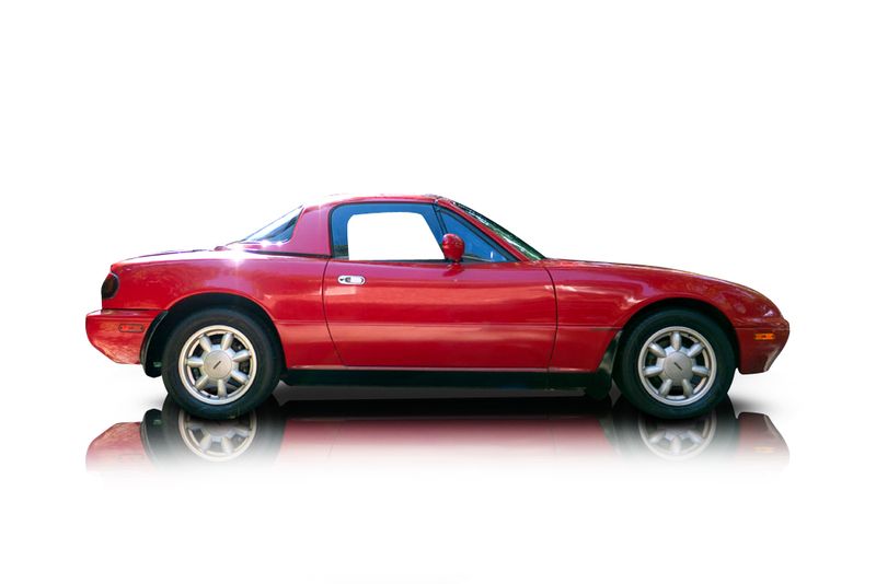 An incredible side shot photo of aMazda MX-5 Miata that you should buy.