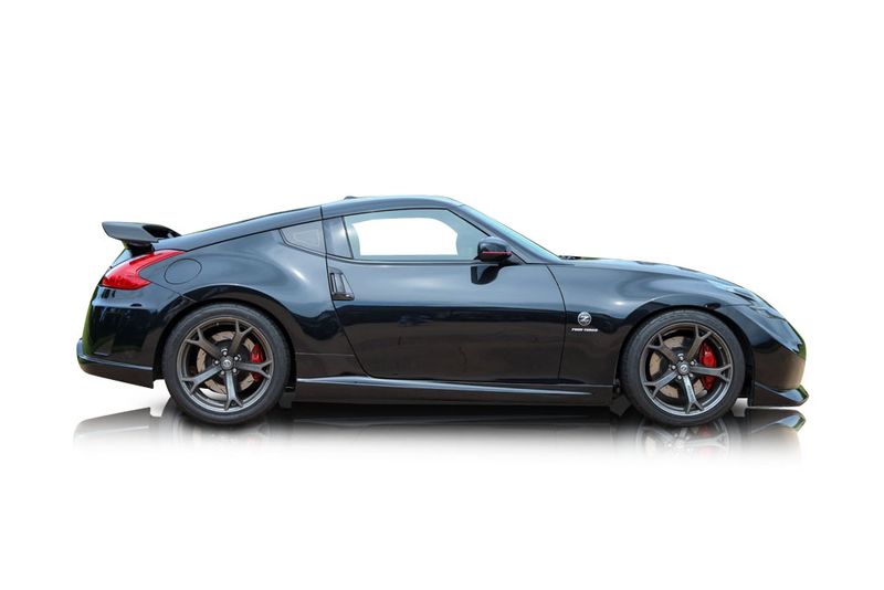 An incredible side shot photo of aNissan 370Z that you should buy.