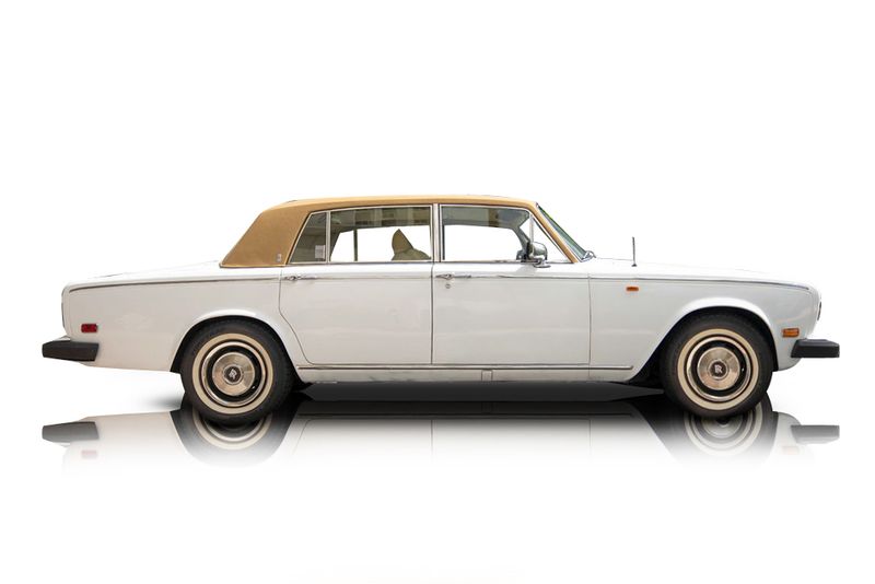An incredible side shot photo of aRolls-Royce Silver Wraith II that you should buy.