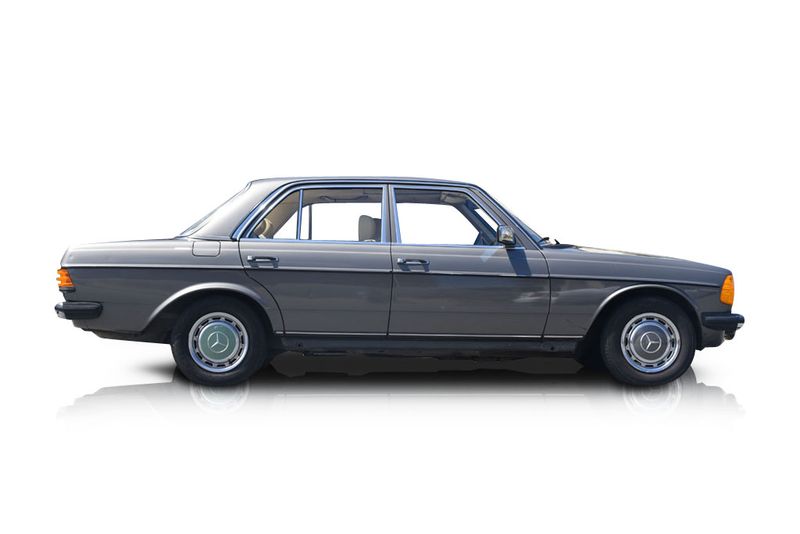 An incredible side shot photo of aMercedes-Benz 230 that you should buy.