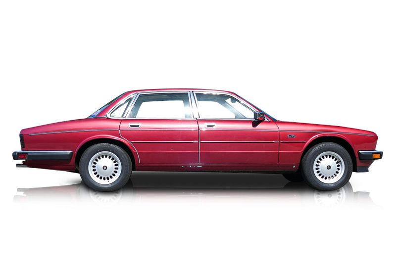 An incredible side shot photo of aJaguar XJ6 that you should buy.