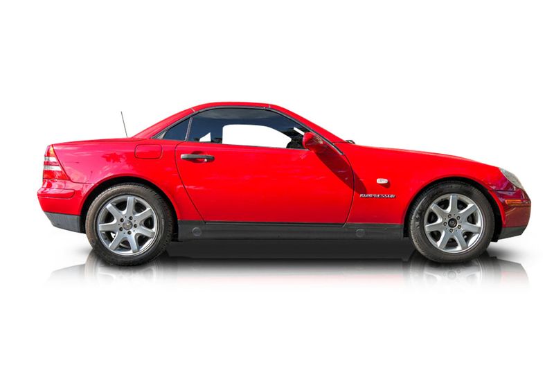 An incredible side shot photo of aMercedes-Benz SLK230 that you should buy.