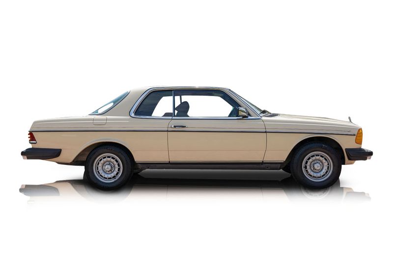 An incredible side shot photo of aMercedes-Benz 300CD that you should buy.