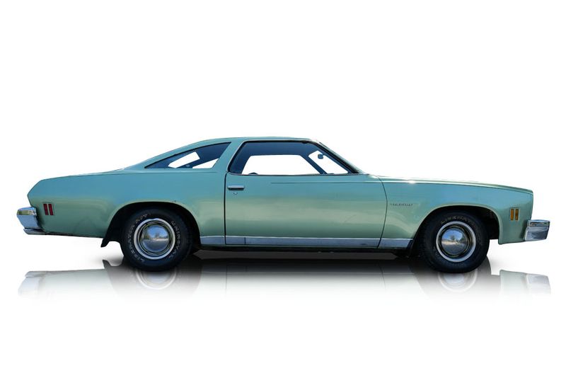 An incredible side shot photo of aChevrolet Malibu that you should buy.