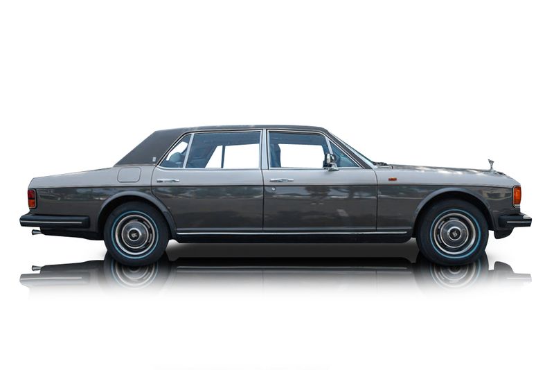 An incredible side shot photo of aRolls-Royce Silver Spur that you should buy.