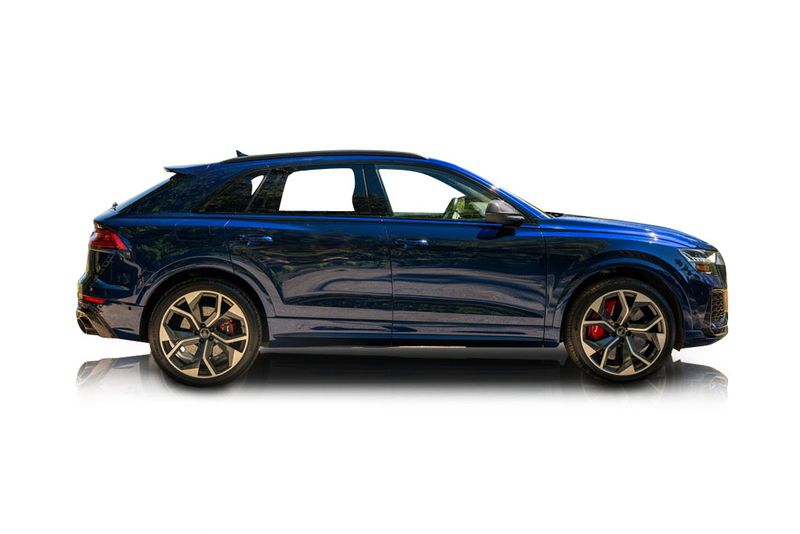 An incredible side shot photo of aAudi RS Q8 that you should buy.