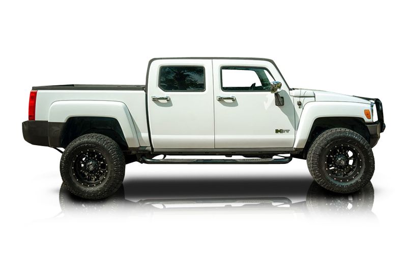 An incredible side shot photo of aHummer H3 that you should buy.