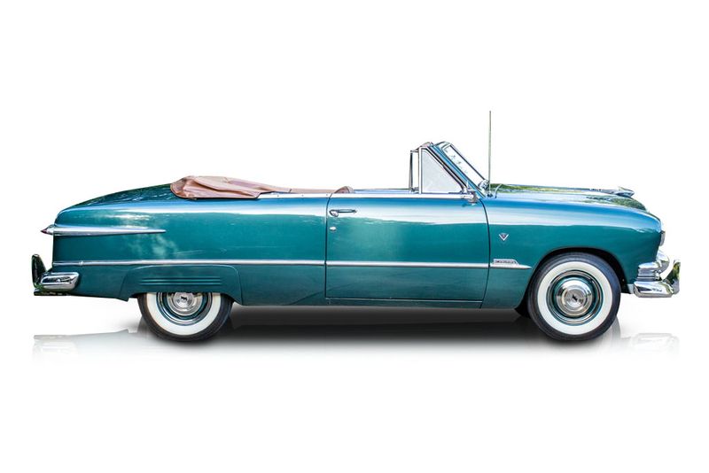 An incredible side shot photo of aFord Custom that you should buy.