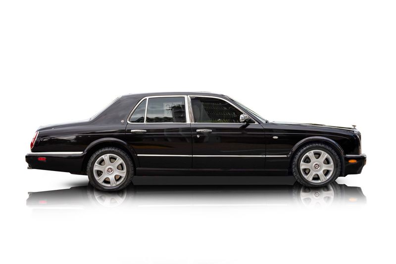 An incredible side shot photo of aBentley Arnage that you should buy.
