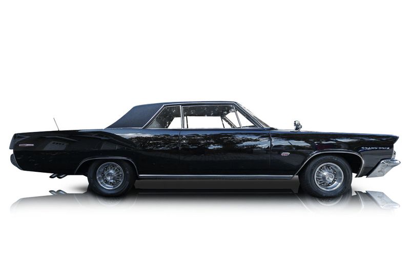 An incredible side shot photo of aPontiac Grand Prix that you should buy.