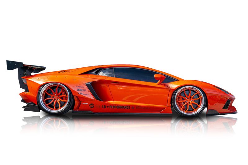 An incredible side shot photo of aLamborghini Aventador that you should buy.