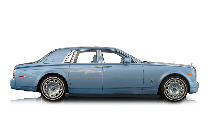 An incredible side shot photo of aRolls-Royce Phantom that you should buy.