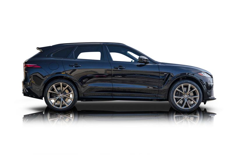 An incredible side shot photo of aJaguar F-Pace that you should buy.