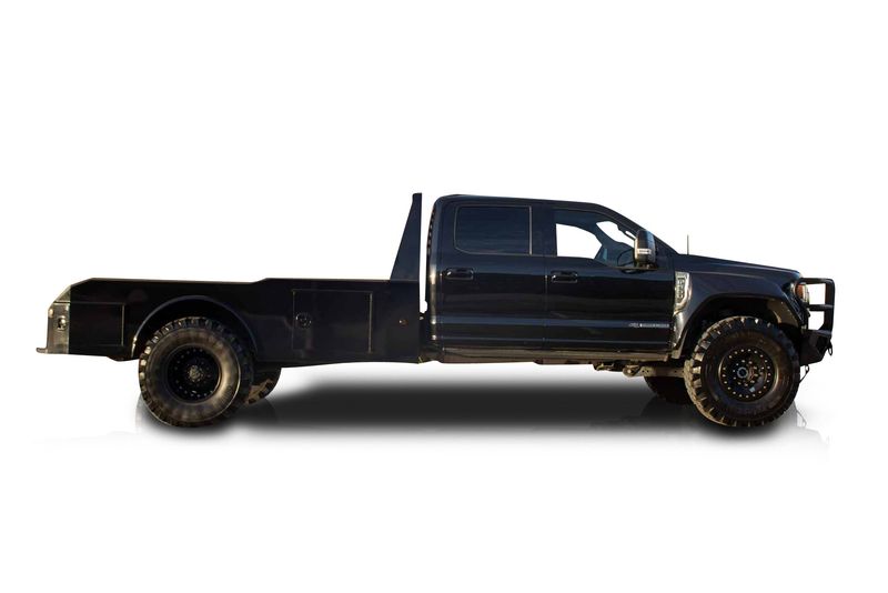 An incredible side shot photo of aFord F-550 that you should buy.