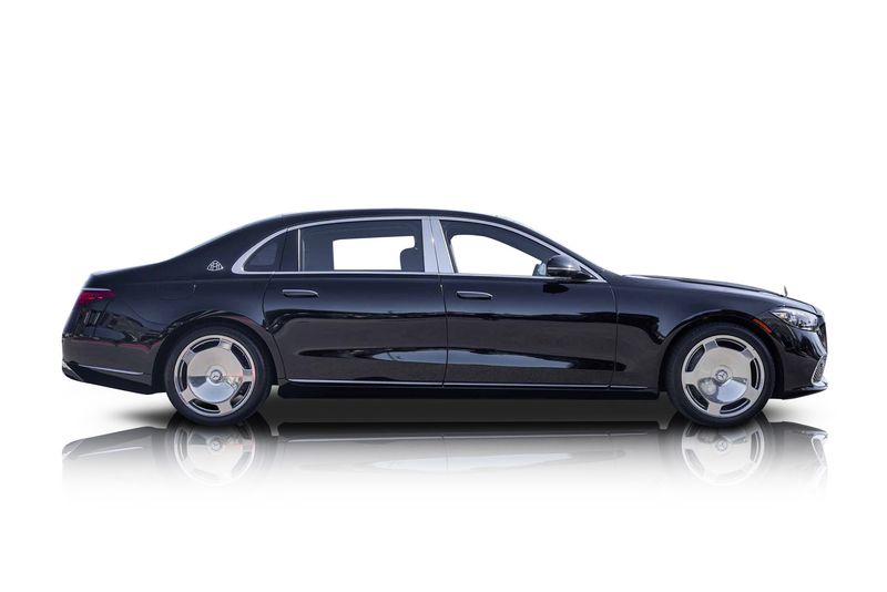 An incredible side shot photo of aMercedes-Benz Maybach S580 that you should buy.