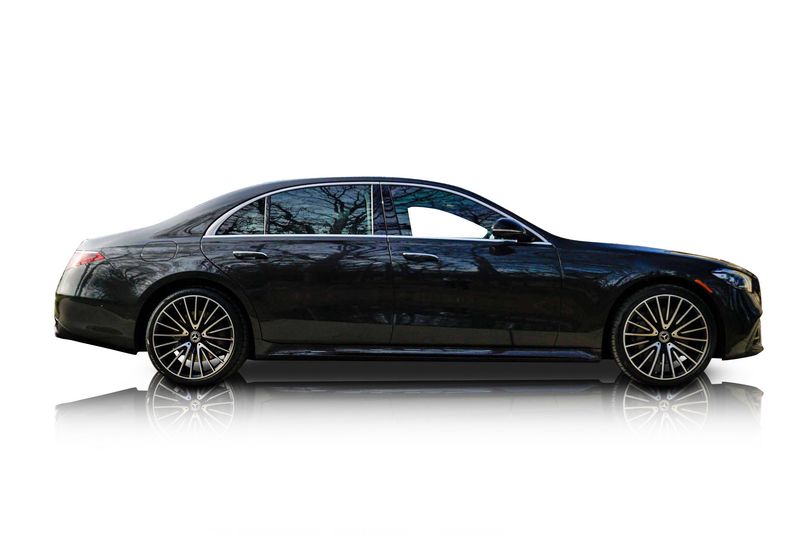 An incredible side shot photo of aMercedes-Benz S580 that you should buy.