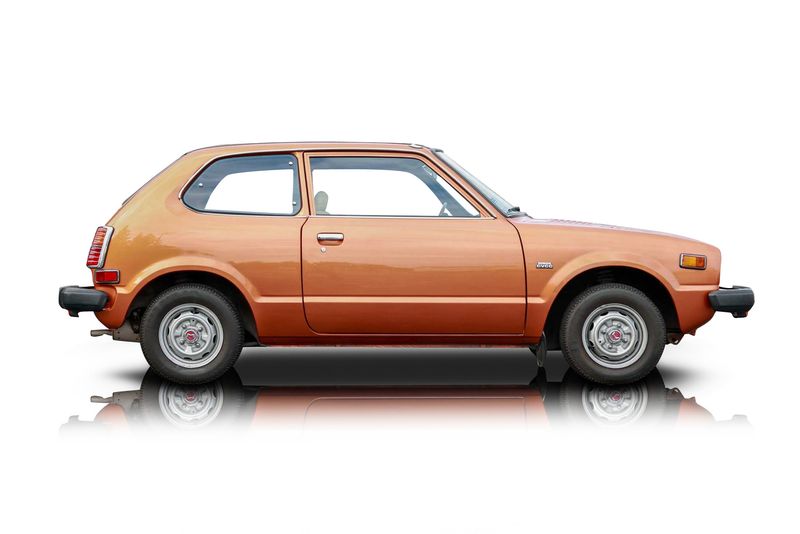 An incredible side shot photo of aHonda Civic that you should buy.