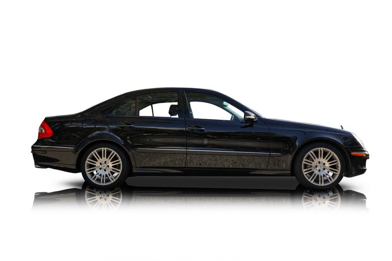 An incredible side shot photo of aMercedes-Benz E350 that you should buy.