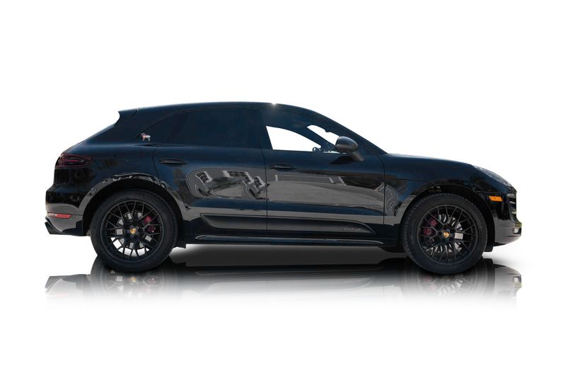 An incredible side shot photo of aPorsche Macan that you should buy.