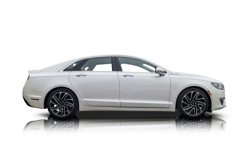 An incredible side shot photo of aLincoln MKZ that you should buy.