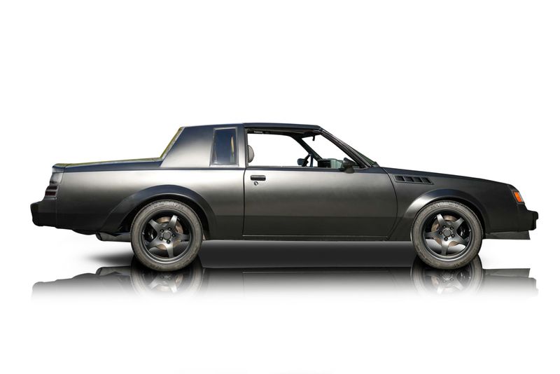 An incredible side shot photo of aBuick Regal that you should buy.