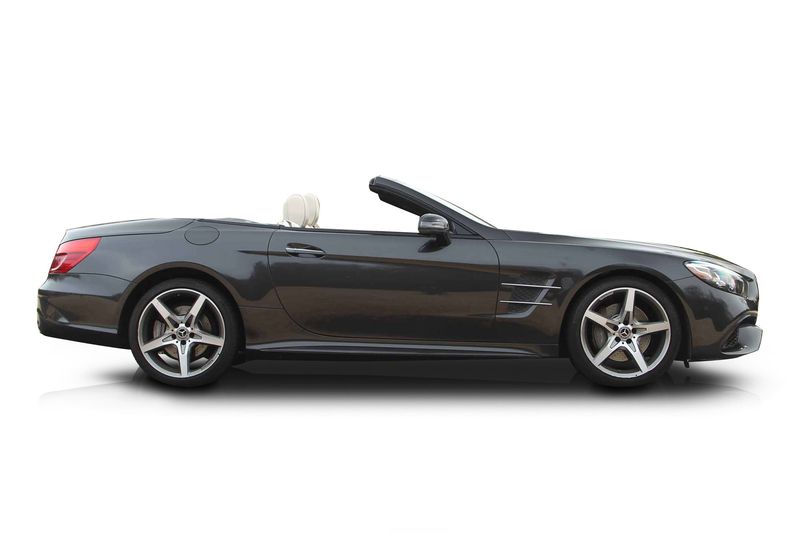 An incredible side shot photo of aMercedes-Benz SL550 that you should buy.