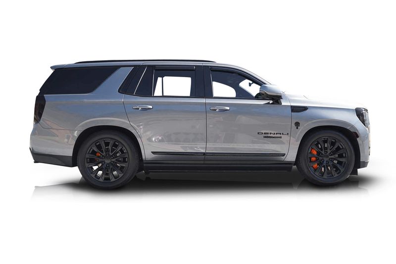 An incredible side shot photo of aGMC Yukon that you should buy.
