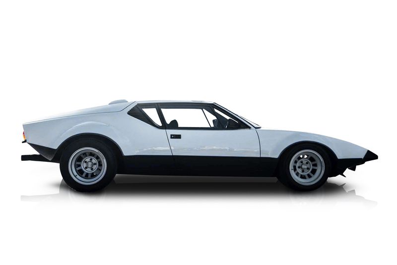 An incredible side shot photo of aDe Tomaso Pantera that you should buy.