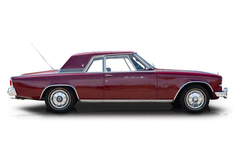 An incredible side shot photo of aStudebaker Gran Turismo Hawk that you should buy.